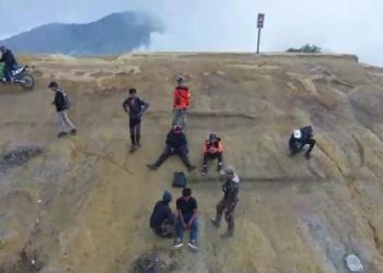 Kawah Ijen Ditutup! Imbas Pendaki Tersesat, Ini Alasannya.