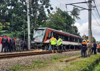 KA Bandara Hantam Truk Muat Sekoci Darurat