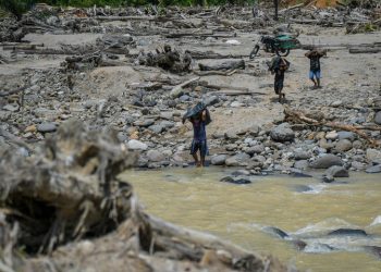 Potret Pilu! Warga Tapsel Arungi Sungai, Jalan Desa Putus