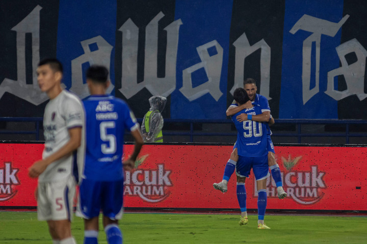 Persib Tekuk Persita Maung Bandung Kokoh di Puncak Klasemen – Aksara Lokal Persib Tekuk Persita, Maung Bandung Kokoh di Puncak Klasemen