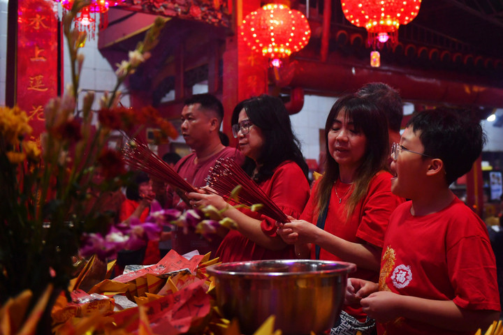 Pengusaha Proyeksikan Imlek Rp 906 T Uang Berputar Ekonomi Bergairah – Aksara Lokal Pengusaha Proyeksikan Imlek: Rp 9,06 T Uang Berputar, Ekonomi Bergairah!