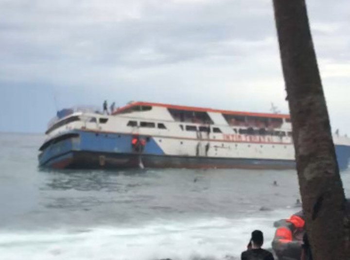 KM Intim Teratai Kandas Dihantam Ombak Halmahera, Penumpang Berenang Selamatkan Nyawa