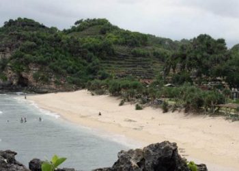 Pantai Sepanjang Bakal Hadirkan Wisata Malam Dengan Vibes Ala Bali