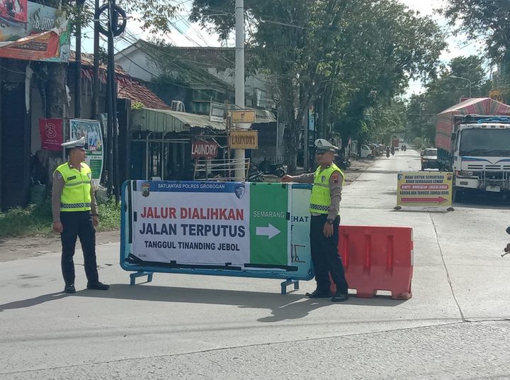 Tanggul Tinanding Grobogan Jebol, Jalur Semarang-Purwodadi Lumpuh Total