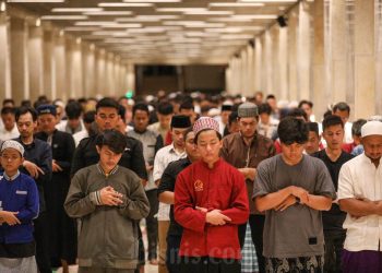 Bolehkah Tarawih di Masjid tapi Witir di Rumah? Simak Hukumnya