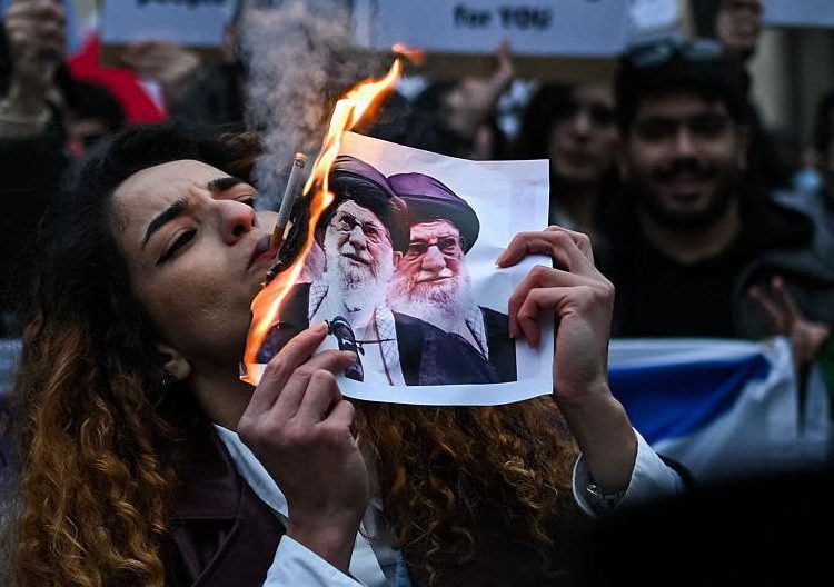 Iran: Perang Saudara atau Kebebasan dari Rezim?