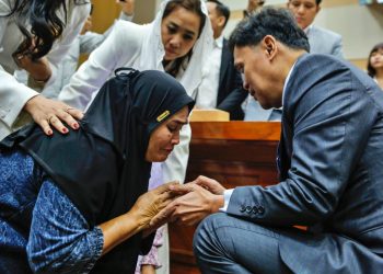 Tangis Ibunda Fandi Pecah, Bantah Anak Terlibat Sabu 2 Ton