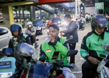 Haru! Magrib di Jalan, Jok Motor dan Trotoar Jadi Meja Buka Puasa