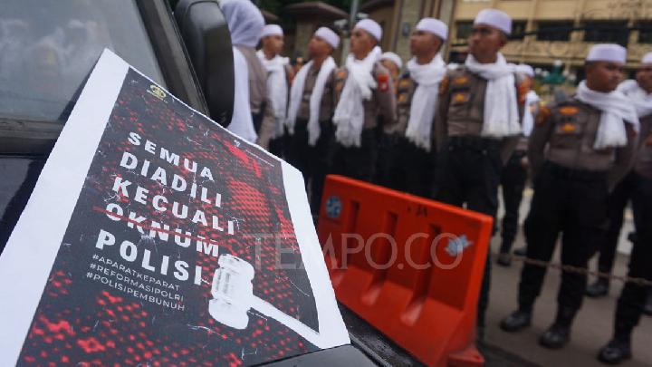 Ternyata Ini Alasan Polisi Pakai Peci dan Sorban Saat Demo – Aksara Lokal Ternyata Ini Alasan Polisi Pakai Peci dan Sorban Saat Demo