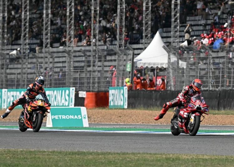 Kacau! Sprint MotoGP Thailand: Marquez Dihukum, Bezzecchi Tersungkur