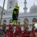 Harmoni Ngabuburit: Barongsai Meriahkan Masjid Raya Solo