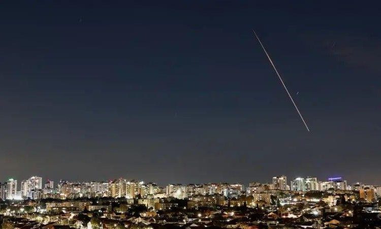 Perang Israel-Hizbullah Meluas: Balasan Rudal Pasca-Serangan Iran