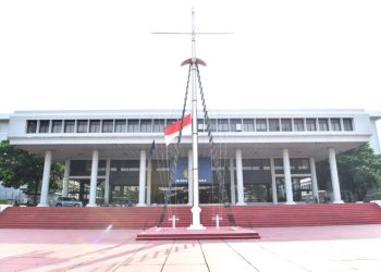 Try Sutrisno Wafat: Bendera Setengah Tiang Berkibar