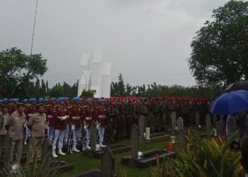 Prabowo Beri Penghormatan Terakhir untuk Try Sutrisno di TMP Kalibata