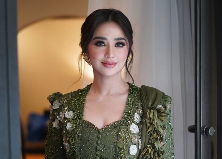 Dewi Perssik Ultimatum Kru TV: Pilih Aku atau Inara!