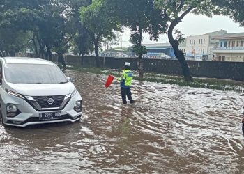 Banjir Perempatan Puri, Lalu Lintas Kembangan Jakarta Barat Macet Total