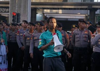 Aksi Tegang Mahasiswa PNJ Tunjuk Wajah Polisi di Mabes Polri
