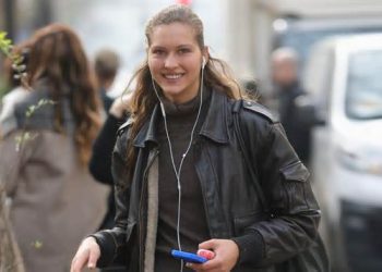 Mengapa Earphone Berkabel Kembali Naik Daun di Tahun 2026?