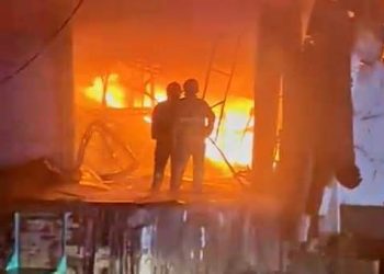 Pabrik Plastik di Bogor Terbakar: Sambaran Petir Picu Ledakan Bahan Kimia Gelas Plastik