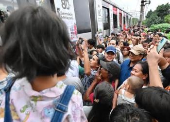 Tangis Haru di Bantaran Rel Senen: Saat Presiden Prabowo Membawa Harapan Baru bagi Warga Marginal