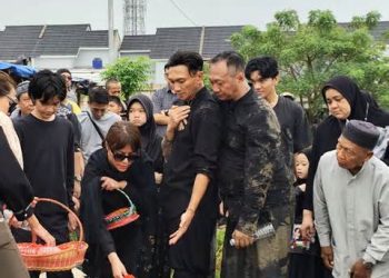 Anji Antar Ibunda ke Peristirahatan Terakhir: Sebuah Perpisahan Penuh Keikhlasan