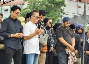Kehangatan di Tengah Duka: Sheila Marcia dan Wina Natalia Hadir di Pemakaman Ibunda Anji