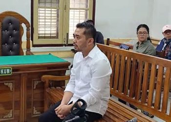 Tangis Pecah dan Sujud Syukur Amsal Sitepu Usai Divonis Bebas dalam Kasus Video Profil Desa