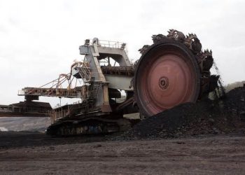 Analisis Mendalam: Mengapa Laba Bersih PTBA Anjlok 42% di Tahun 2025?